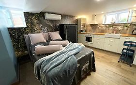 Studio Pod Room, Free Parking